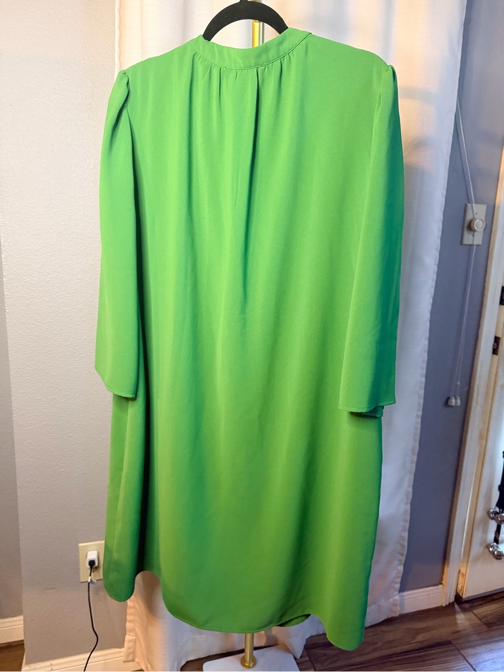 Preston & York Kelly Green V-Neck Shift Dress - Picture 5 of 6